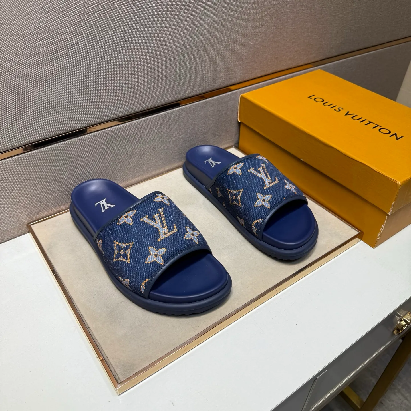 ⬛️Men's shoes 💰p320 [LV～] Men's casual slippers 2025z cabinet sales simultaneously 🔶Size: 38-44 #️⃣ 🔷2 colors🔜The upper is made of multi-material splicing➕Genuine leather lining, comfortable and breathable, sole: original comfortable and wear-resistant outsole, ⚠️Real shot📱Photographed🎬The real thing is better📢📢📢